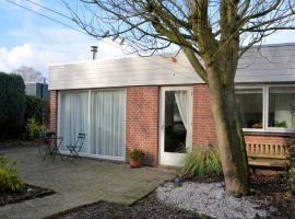 Modern bungalow in South Holland, hotel in Noordwijkerhout