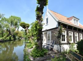 Charming house in the center of Edam, hotel with parking in Edam