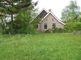 Holiday home in quiet surroundings, cabaña o casa de campo en Sintjohannesga