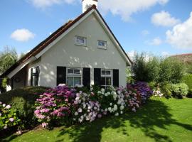 Attractive holiday home with jetty, hotel with parking in Steendam