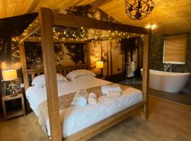 Roe Lodge at Owlet Hideaway - with Hot Tub, Near York, hotel con parking en Seaton Ross