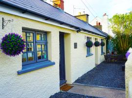 Staycation at Pine Cottage, a newly refurbished holiday cottage, hotel na may parking sa Goodwick