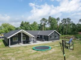 22 person holiday home in Nex, atostogų namelis mieste Bedegård