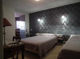 hôtel Piellenia, hotel v destinaci Tardets-Sorholus