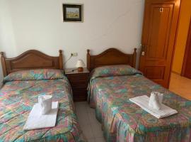 Room in Guest room - Hostal restaurante Seoane, hotel in Vilar de Abajo