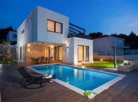 Luxury Beachfront Villa Trogir 1 with private pool, jacuzzi and gym at the beach on Ciovo - Okrug Gornji