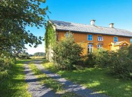 11 person holiday home in Farstad, וילה בFarstad