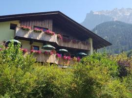 Gästehaus Schoeneweiß, hotel i nærheden af Ganghofer Blitz, Ehrwald