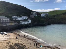 Molls Yard NEWLY DECORATED, apartment in Port Isaac