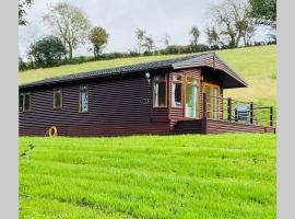 Luxury Farm Cabin in the Heart of Wales, готель у місті Каубрідж