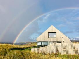 Luxury coastal retreat with stunning views, sewaan penginapan di Aultbea