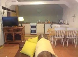 Cottage Sleeps 2- Wood Fire Garden Pets Parking