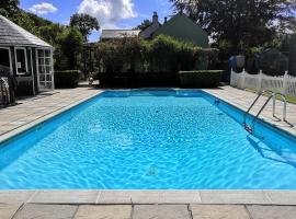 Captivating Isolde Cottage with pool near St Ives, hotel in Camborne