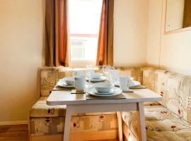 Beautiful 3-Bedroom Caravan at Mersea Island, alojamento para férias em East Mersea