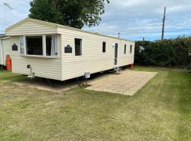 3 Bed 8 Berth Caravan in California Cliffs - M1, hotel i Ormesby Saint Margaret