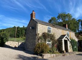 Stunning 3-Bed House in a private hidden valley, hotell i Denbigh