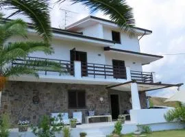 Spacious house with jacuzzi in Brancaleone Marina