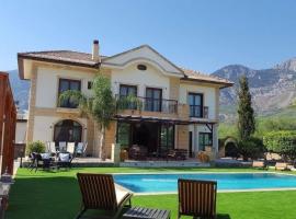 Stunning Private Villa - Beautiful Gardens & Pool, viešbutis su vietomis automobiliams mieste Lapithos