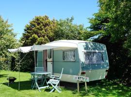 KItty unique 60s caravan set in pretty garden, hotel v destinaci Lizard