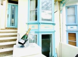 Beachfront Retreat With Panoramic Views Of The Bay, apartment in Whitstable