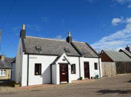 4-Bed Cottage in Portknockie Near Cullen Moray – hotel z parkingiem w mieście Portknockie