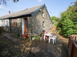 Inviting 2-Bed Cottage in Newcastle Emlyn, hotel with parking in Newcastle Emlyn