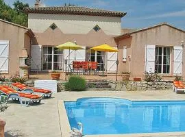 3 Bed Villa Sleeps 6 with Pool & Private Parking