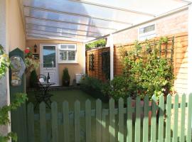 Amelyah Studio Cottage in Beautiful Countryside, vacation rental in Winscombe