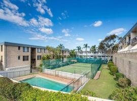 14 The Dunes large unit with pool tennis court and directly across from Fingal beach, hotel din Fingal Bay