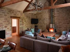 Woodpecker Loft at Millfields Farm Cottages, hotel with parking in Ashbourne