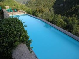 Castelletto with mountain view โรงแรมที่มีที่จอดรถในColletta