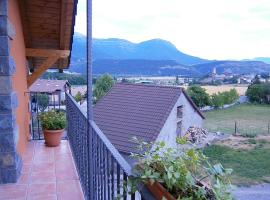 Apartment with 3 bedrooms in Sorripas with wonderful mountain view enclosed garden and WiFi, hotel em Sorripas