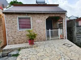 Maison de 2 chambres avec terrasse amenagee et wifi a Pointe Noire a 2 km de la plage