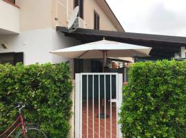 2 bedrooms house at Villaggio del Golfo 100 m away from the beach, hôtel à Campora San Giovanni