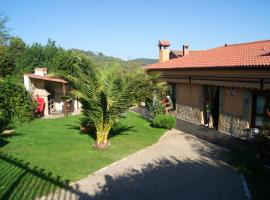 3 bedrooms house with enclosed garden and wifi at Sotoserrano, hotell i Sotoserrano