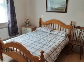 2 Bed Cottage - Sleeps 6 - Parking - Wifi, hotel in Enniscrone