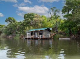 Ndhovu Safari Lodge, chalet de montaña en Mahango