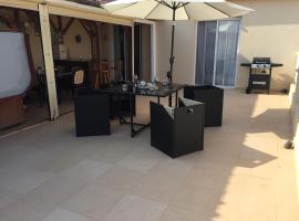 2 Bed Flat - Sleeps 4 - Pool - Parking - Wifi, hôtel à Xylophaghou
