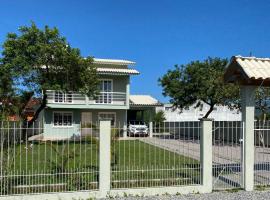 Casa temporada de dois pisos - Praia da Pinheira, hotel in Barreiros