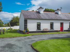 Stunning 3-Bedroom House with Private Garden, holiday home in Carracastle