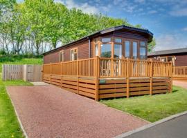 Stunning 3-Bed Hot Tub Lodge Northumberland, holiday home in Felton