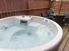 Conifer Lodge 25 with Hot Tub Newton Stewart, hotell i Minnigaff