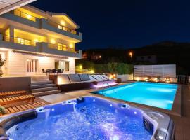 Luxury Villa Lovric with private heated pool, Jacuzzi, Sauna and private tavern, hotell i Tugare