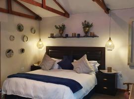 Strand Guesthouse - 4 x Outside Rooms - 14 Sleeper, cabaña o casa de campo en Ciudad del Cabo