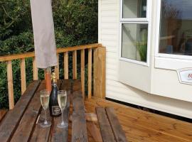 Captivating 2-Bed static caravan in Holyhead, hotel u gradu Llanfachraeth