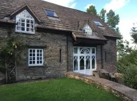 Beautiful 6-Bed Home in Brecon