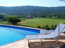 Gironella Villa Sleeps 11 with Pool, hotel v destinaci Gironella