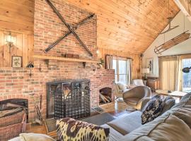 Upscale Montgomery Cabin, Near Jay Peak Resort!, kæledyrsvenligt hotel i Montgomery