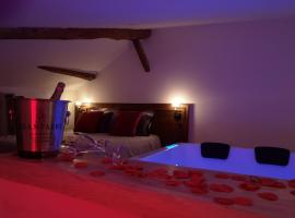 Escapade Veyloise-Nuit romantique-Spa-Champagne – hotel w pobliżu miejsca Commanderie Golf Course w mieście Pont-de-Veyle