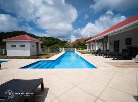Grande villa avec piscine et jacuzzi: Terre-de-Haut şehrinde bir jakuzili otel